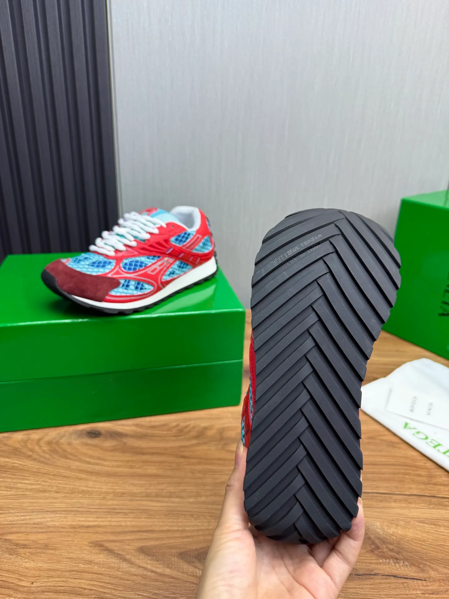 Men's men's shoes 💰620💰 BV top version 𝘽𝙊𝙏𝙏𝙀𝙂𝘼 𝙑𝙀𝙉𝙀𝙏𝘼 Orbit sneakers Wang Yibo same style couple style dad shoes 🩷💚 Runner sneakers, made of lightweight technical mesh fabric. Features a geometric patterned rubber outsole. Pay attention to the package craftsmanship ❕ High version shipping ❗️ Very nice, durable to play with and durable to make ✔️ Standard version 💯💯 The outsole is made of color-blocked TPU outsole. Women’s model 35-41 (40 41 customized) Men’s model 39-46 (45.46 customized) Equipped with original packaging